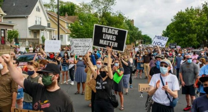 Manifestations à Minneapolis à la suite de la mort d’un Noir étouffé par un policier