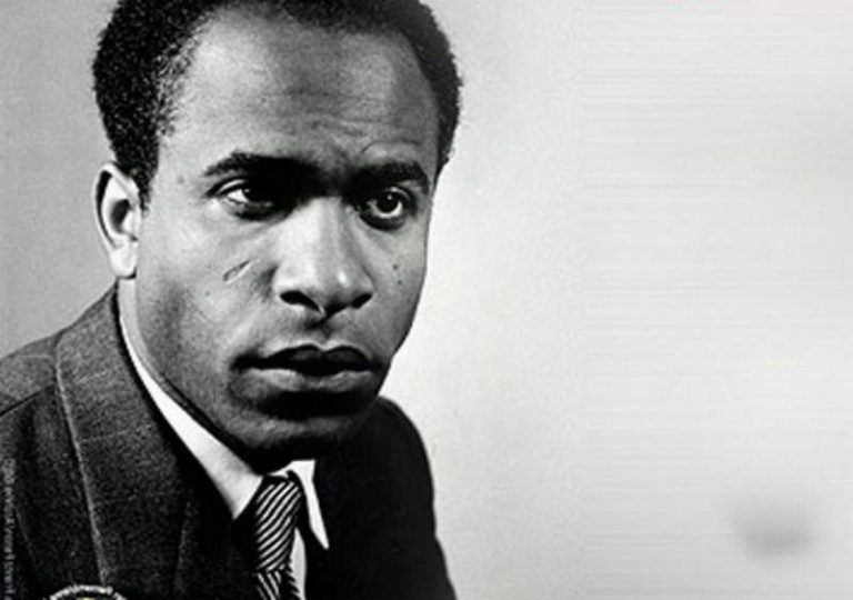 Seront désaliénés Nègres et blancs… (FANON)