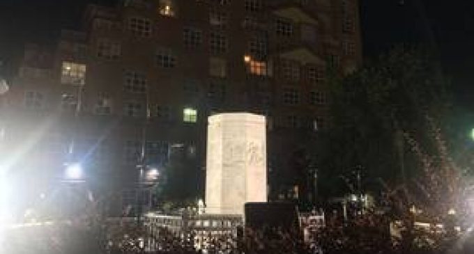 Etats-Unis : Des manifestants font tomber une statue de Christophe Colomb à Baltimore