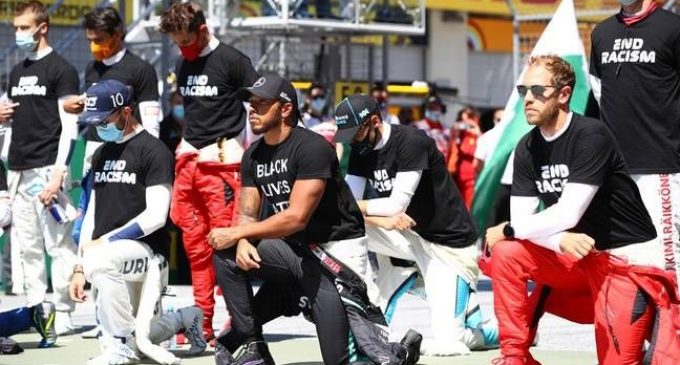 F1 : 14 pilotes, dont Lewis Hamilton, ont posé un genou à terre avant le Grand Prix d’Autriche