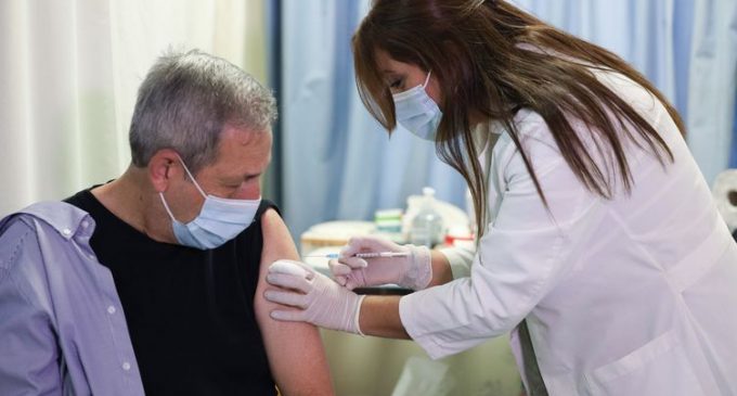Covid-19 : pourquoi la France vaccine-t-elle si lentement ?