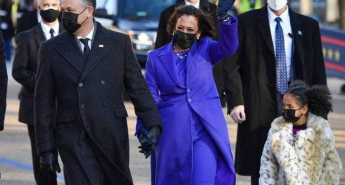 Pourquoi Kamala Harris, Michelle Obama et Hillary Clinton portaient-elles toutes du violet à l’investiture ?