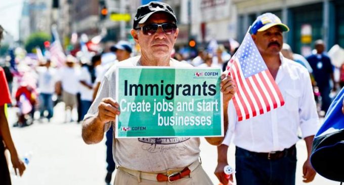 La citoyenneté des immigrants non autorisés pourrait ajouter 1,5 billion de dollars à l’économie au cours des 10 prochaines années