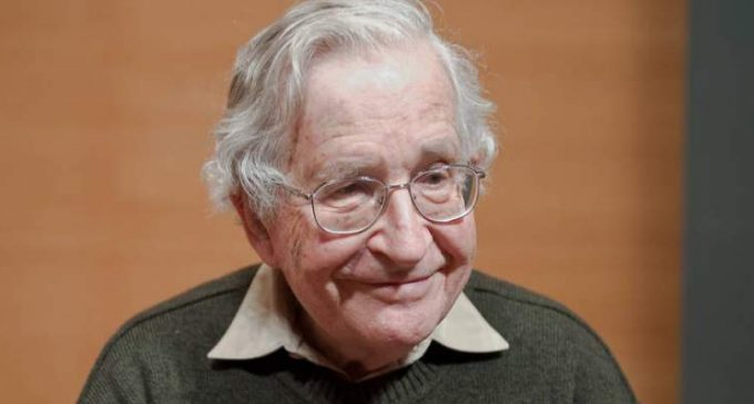 Noam Chomsky : « La fabrique du consentement a empoisonné la pratique de la démocratie »