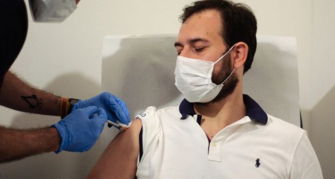 Covid-19 : en Italie, 300 soignants saisissent la justice contre l’obligation vaccinale