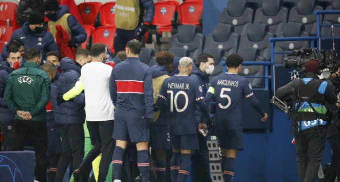 « Venez, on sort » : les joueurs de PSG-Basaksehir quittent le terrain, dénonçant les propos racistes d’un arbitre