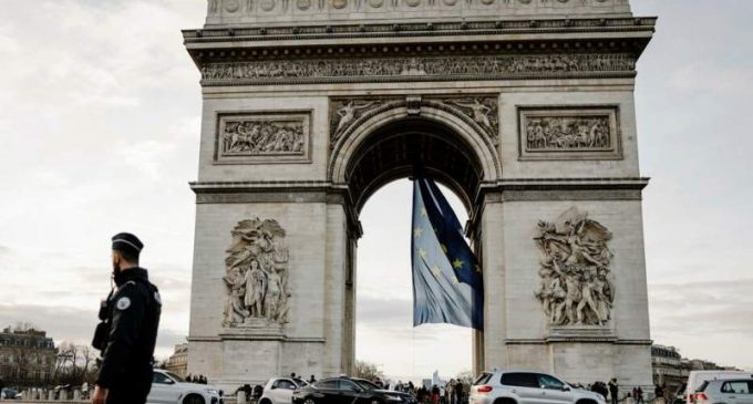 Le drapeau français sera évidemment réinstallé» : le drapeau européen sous l’Arc de Triomphe fait polémique
