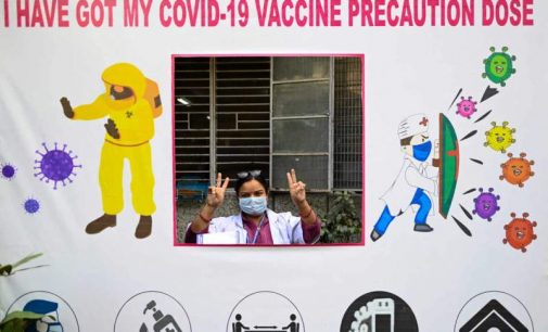 Covid-19 : en Europe et aux Etats-Unis, des responsables entrevoient une « transition » vers une fin de la pandémie