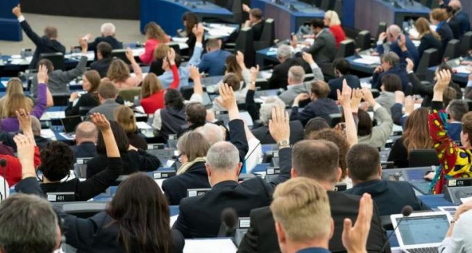 Les eurodéputés votent en faveur de listes transnationales aux élections européennes