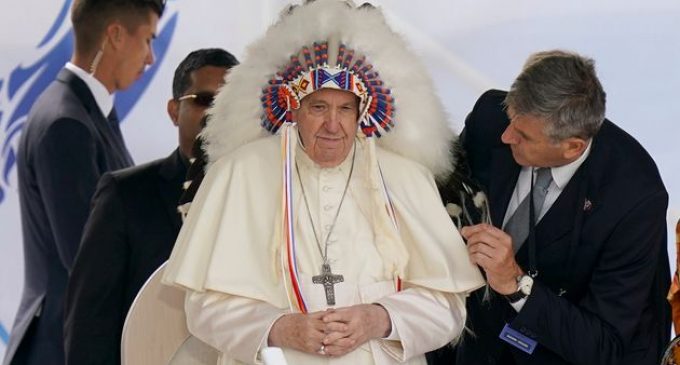 Au Canada, le pape François demande pardon pour les « souffrances et les traumatismes » faits aux autochtones dans les pensionnats canadiens,