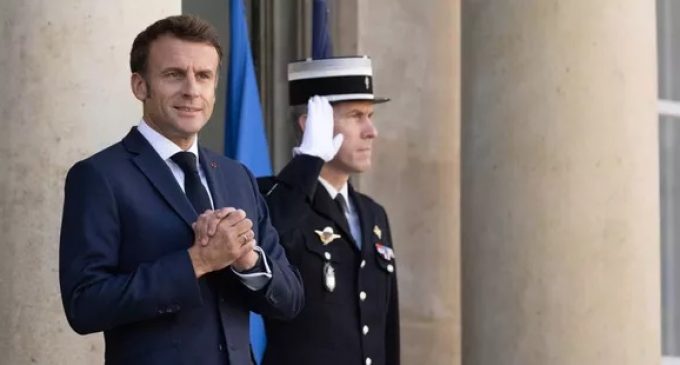 Séance interrompue à l’Assemblée : Emmanuel Macron se dit « heurté » par les propos du député RN
