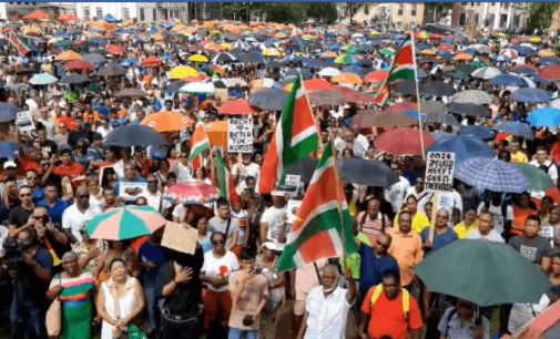 Des manifestants prennent d’assaut le parlement au Suriname, des dizaines de personnes sont arrêtées et blessées