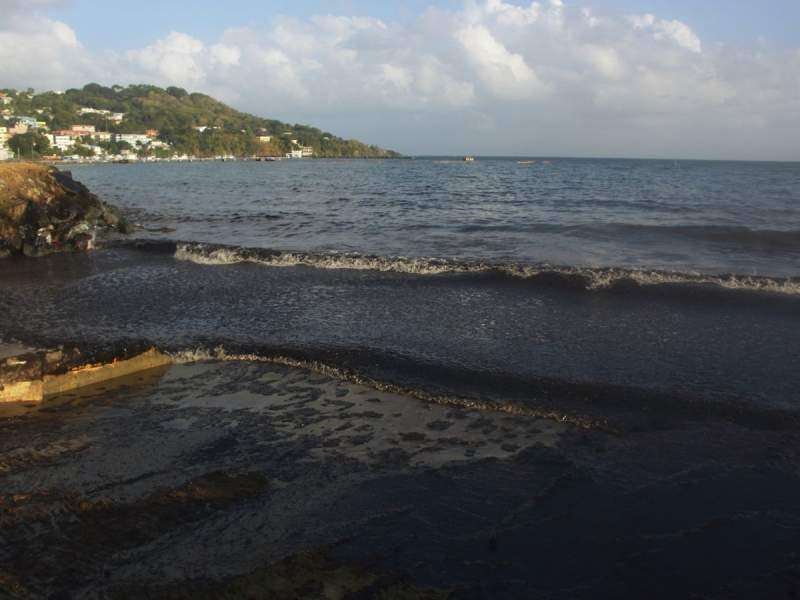 Marée noire hors de contrôle après le naufrage d’un bateau à Trinité-et-Tobago