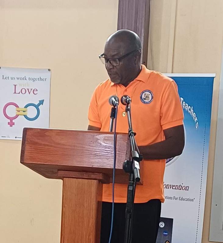 Le président de la Dominica Association of Teachers (DAT), Mervin Alexander, a appelé les non-membres de l'association à rejoindre la DAT.