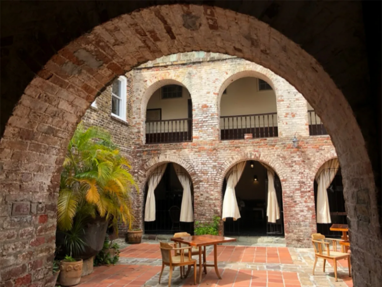Cette île des Caraïbes est classée au patrimoine mondial de l’UNESCO et abrite des sites de voile, d’histoire et des hôtels de charme.