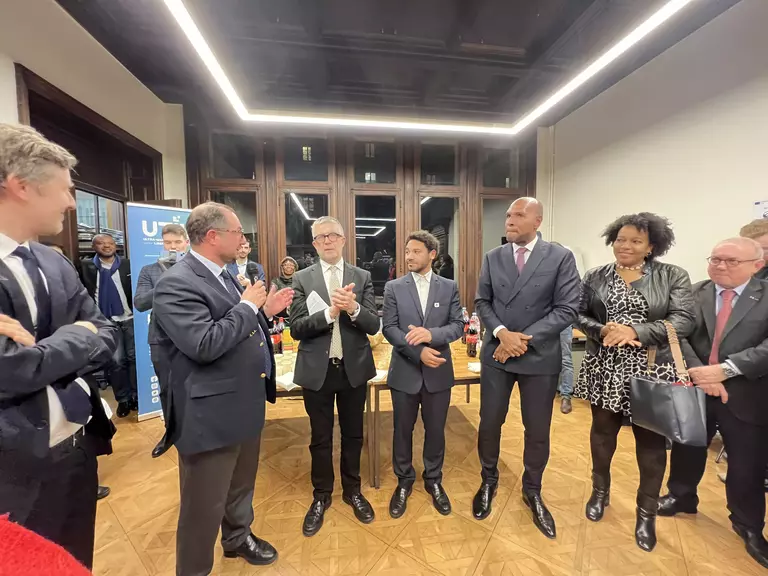 Les élus ultramarins face au dilemme des consignes de vote et des intérêts de leurs territoires