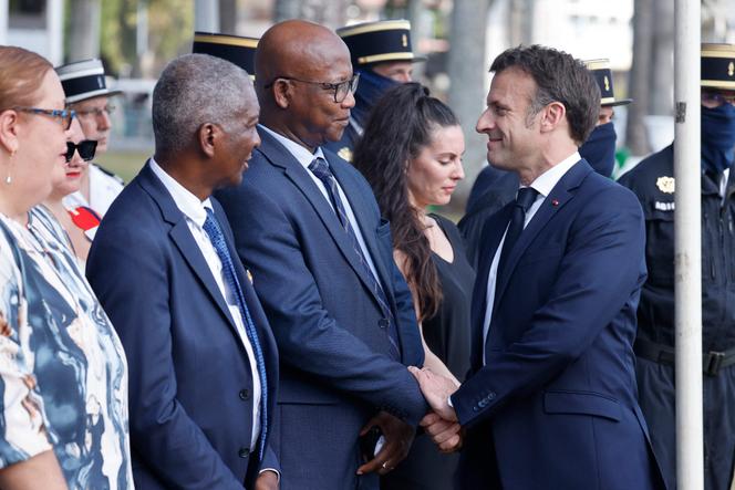 Climat tropical, protocole continental : il faut repenser la tenue officielle aux Antilles ? Le regard de Gdc