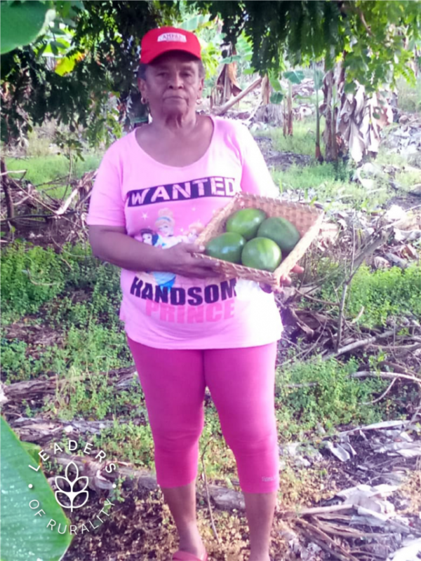 Nioka Abbott-Balcombe, une productrice de bananes de Saint-Vincent-et-les Grenadines qui autonomise les femmes rurales et partage sa sagesse, est reconnue par l’IICA comme une Leader de la Ruralité des Amériques