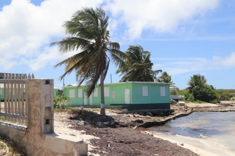 Anguille- Le gouvernement démolit un bloc d’école primaire sur le front de mer d’Island Harbour