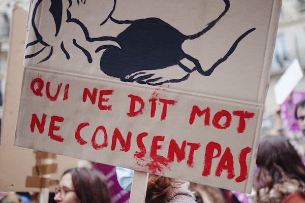 « Céder ne sera plus jamais consentir » : l’Assemblée nationale adopte l’inscription du consentement dans la définition du viol et de l’agression sexuelle
