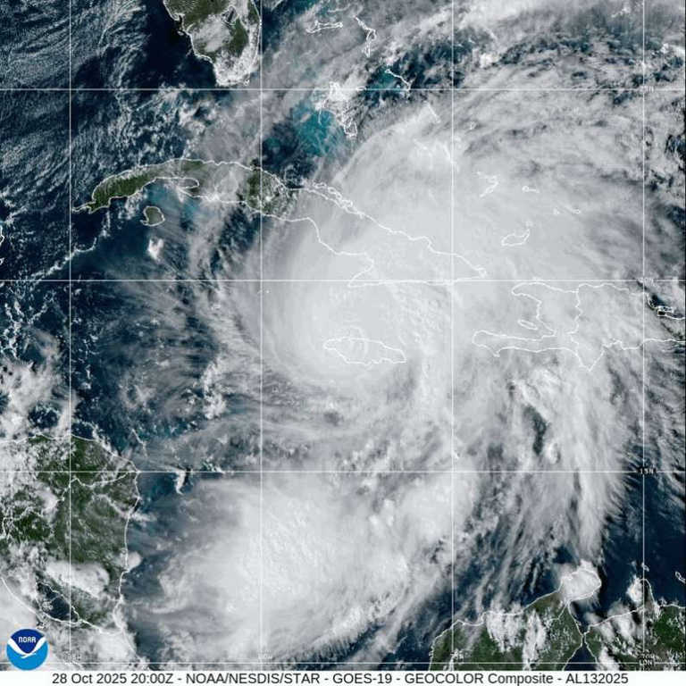 L’ouragan Melissa établit des records et touche terre en Jamaïque.