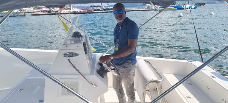 Former par le réel : comment les élèves du lycée du Marin ont construit leur propre bateau