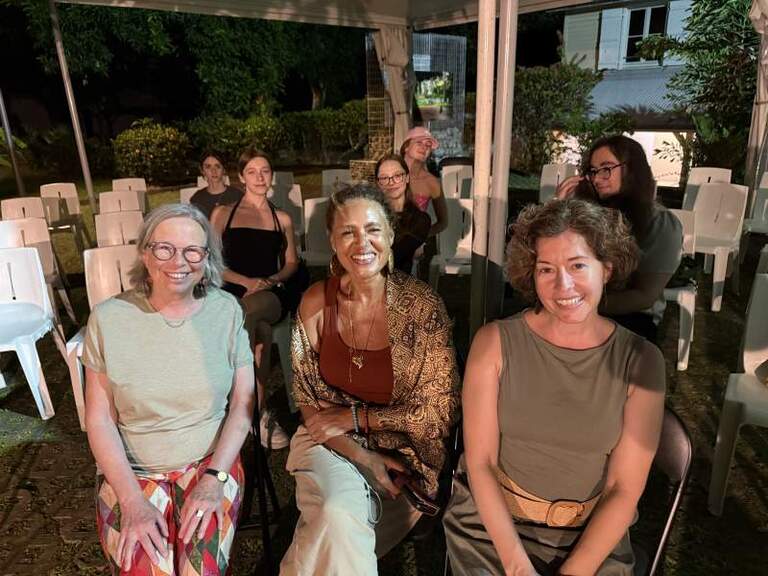 Viktor Lazlo en compagnie des deux professeurs Canadiens