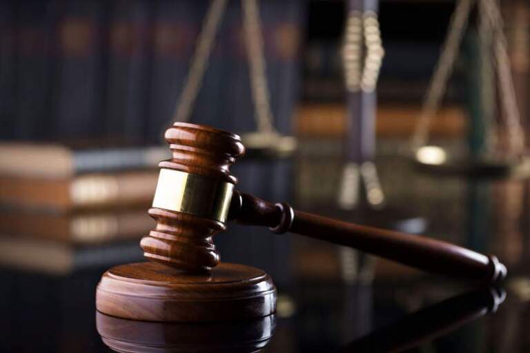 Un juge sanctionne sévèrement la police des îles Caïmans