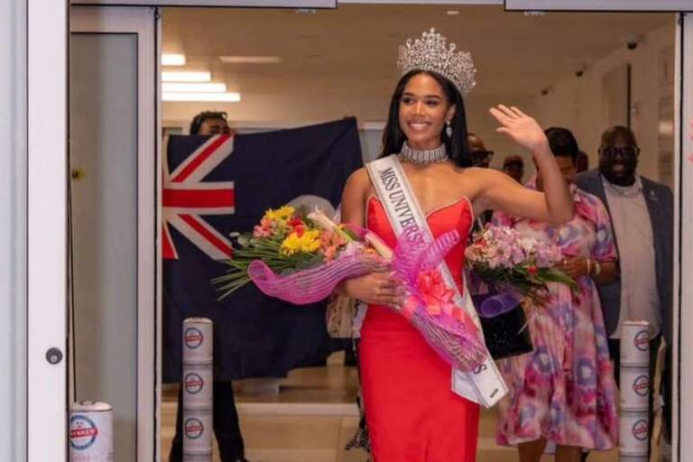 Miss Univers Cayman rentre chez elle après son séjour en Thaïlande.
