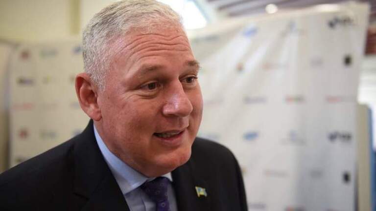 Allen Chastanet démissionne de son poste de chef de l’UWP après une défaite électorale écrasante.