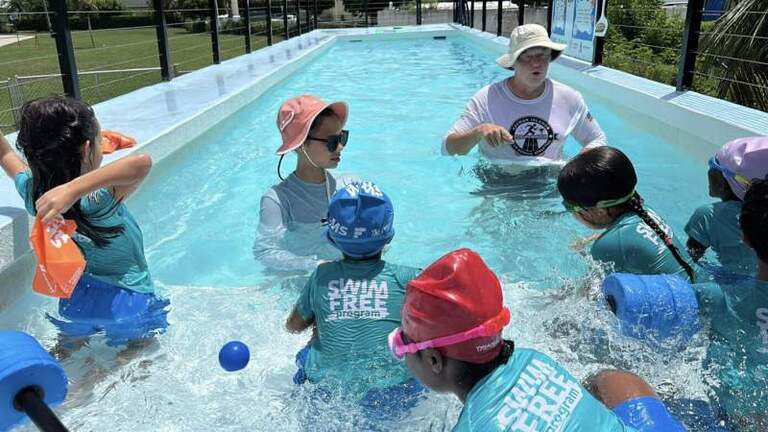 Le programme Swim Free des îles Caïmans acquiert une reconnaissance mondiale