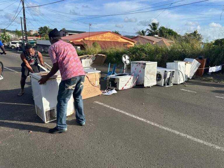 Sargasses : des riverains érigent des barrages, Le Robert est bloqué
