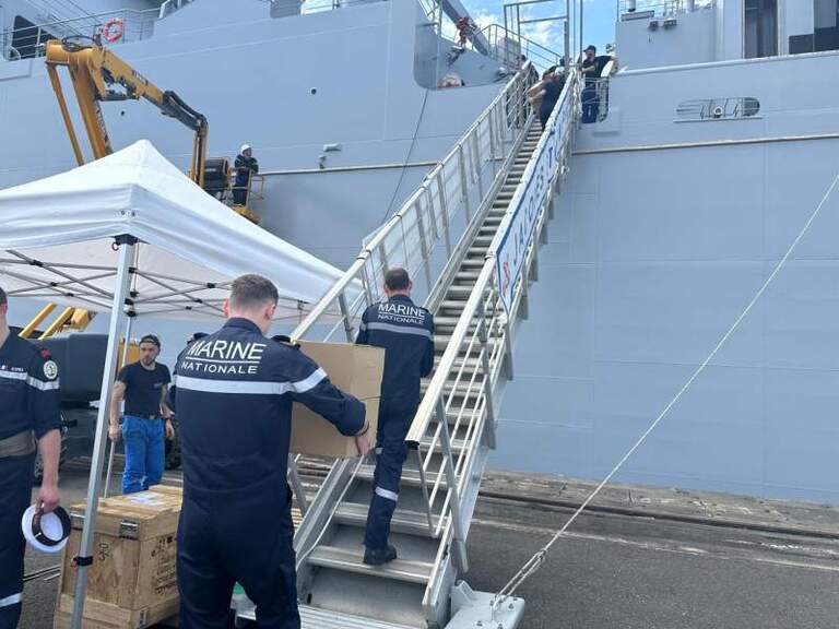 Marine nationale : le BRF Jacques Stosskopf dans les eaux du port de Fort-de-France