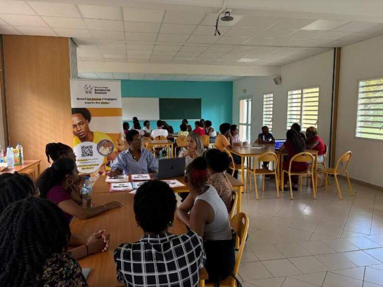 Over the past two years, more than 100 young people from Martinique have built social connections with older adults