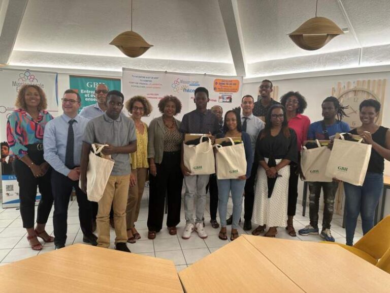 Fracture numérique : six jeunes de la mission locale reçoivent un ordinateur
