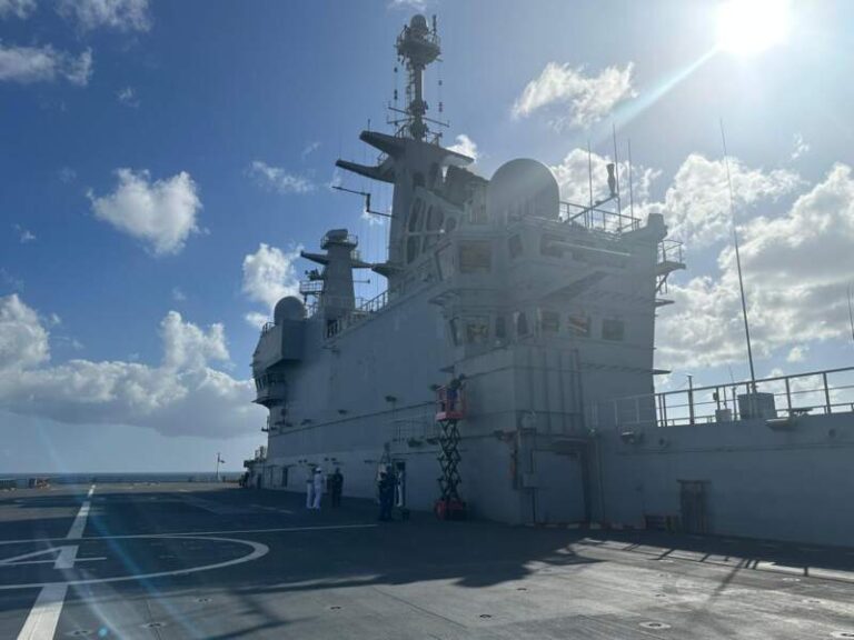 Le porte-hélicoptères Dixmude fait escale en Martinique