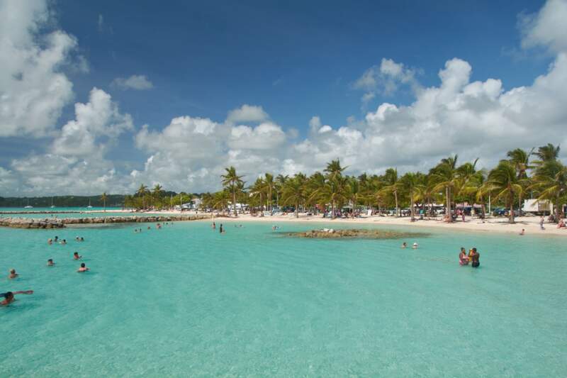 Illustration : Tourisme caribéen : Curaçao explose, la Martinique sous pression