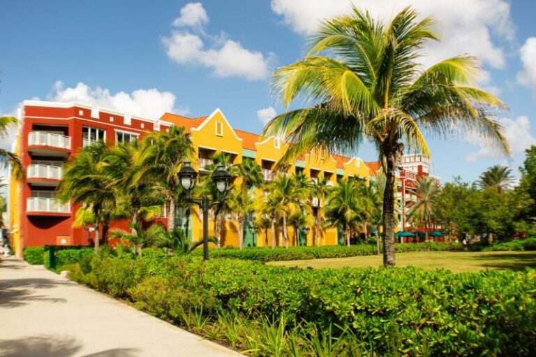 Tourisme caribéen : Curaçao explose, la Martinique sous pression