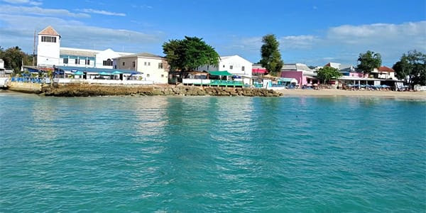 La Barbade est la destination idéale pour une escapade de quatre jours au départ de New York en ce moment : poissons volants, bars à rhum et un hôtel tout compris en bord de mer.