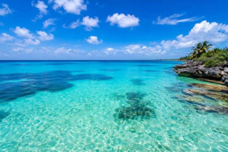 Les îles Caïmans réexaminent leurs frontières maritimes avec la Jamaïque et Cuba.