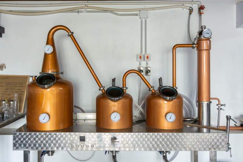 Les alambics en cuivre de la distillerie Hopewell.