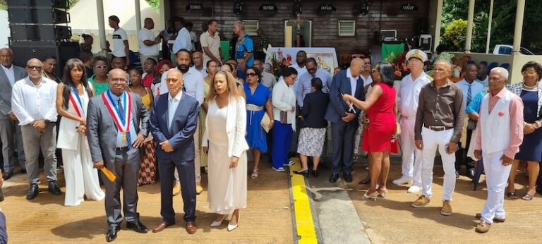 Photo de groupe des participants à la cérémonie de la fête patronale de Fonds-Saint-Denis.