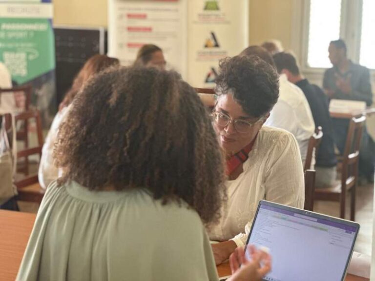 Une pochette, une dizaine de CV : au premier job dating cadres de la préfecture