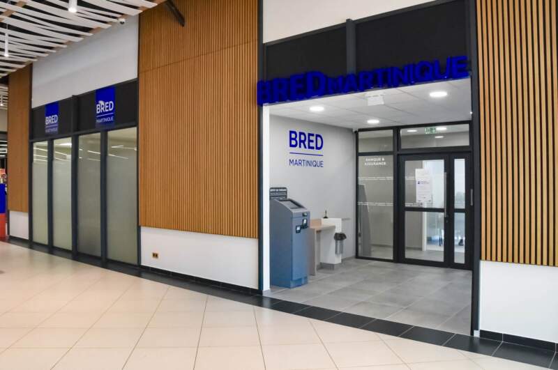 Entrée de l’agence BRED Martinique dans le centre commercial de Choiseul à Case-Pilote
