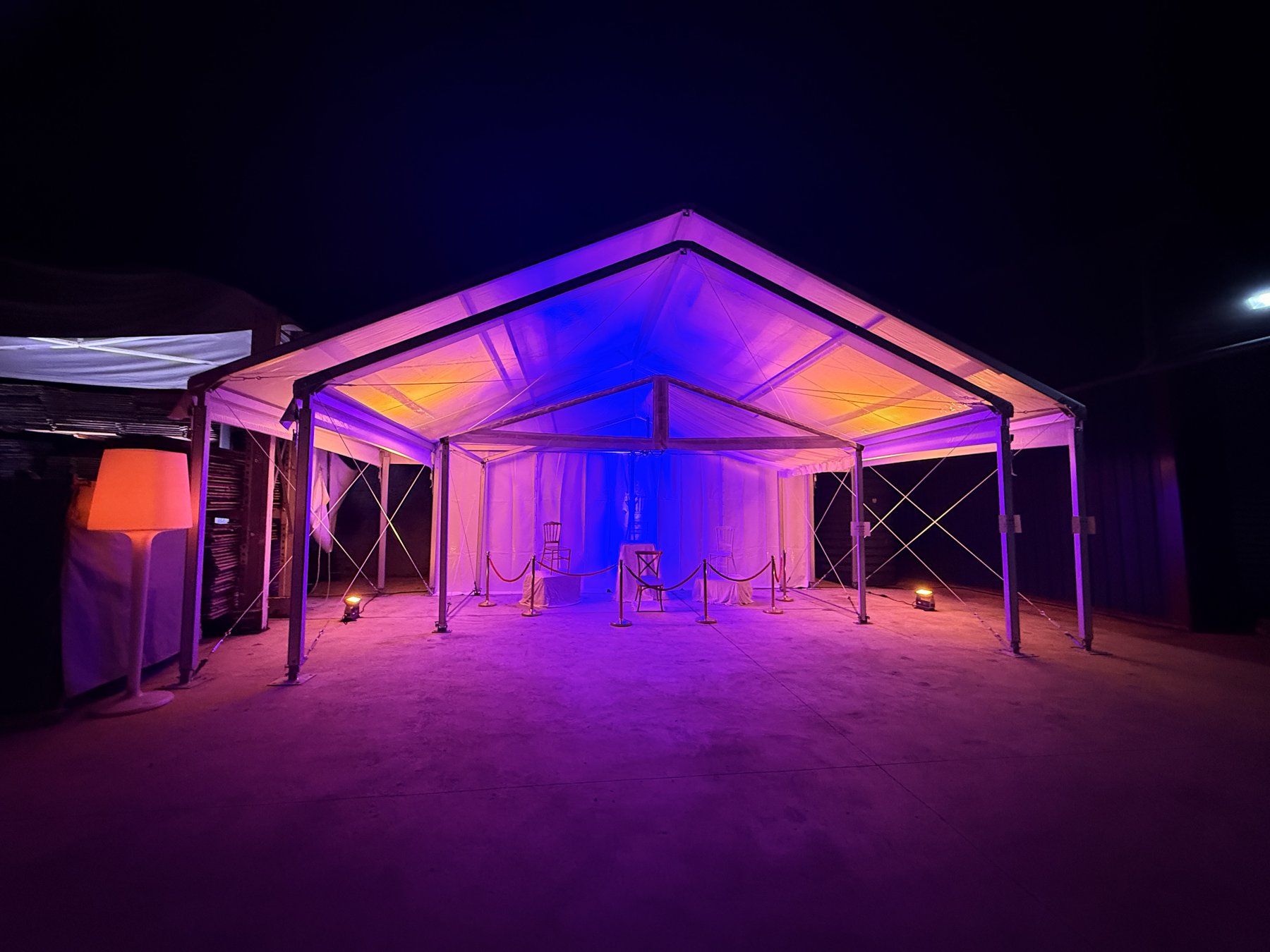 Une structure AGLM mise en lumière pour la soirée, au siège de l’entreprise au Lamentin.