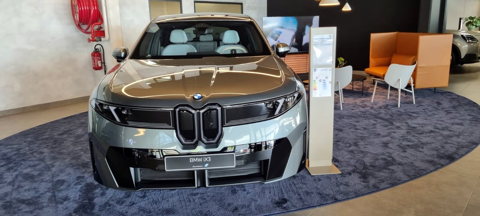 Le BMW iX3 exposé dans le showroom, ouvert depuis juillet. Photo Antilla