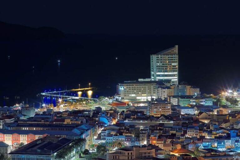 Vue de nuit sur les toits de Fort-de-France