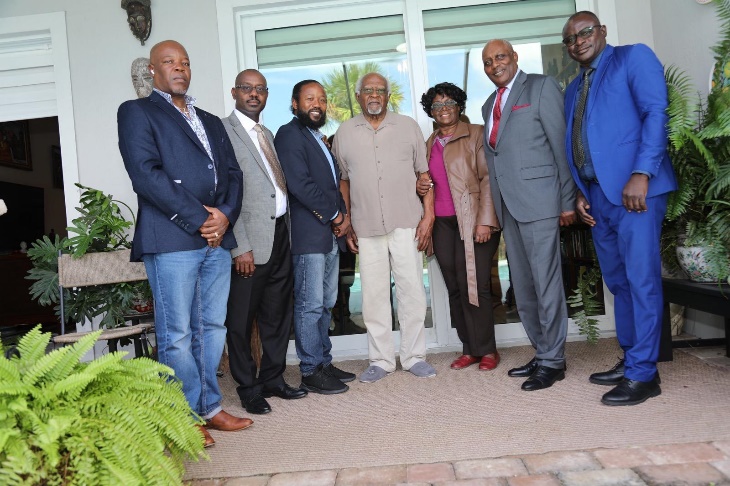 La délégation conduite par Emmanuel Argo autour du Dr Julius Garvey