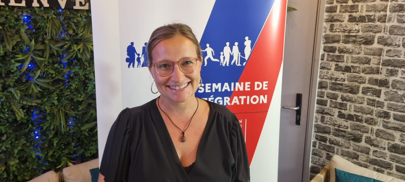 Une intervenante devant le visuel de la Semaine de l’intégration.