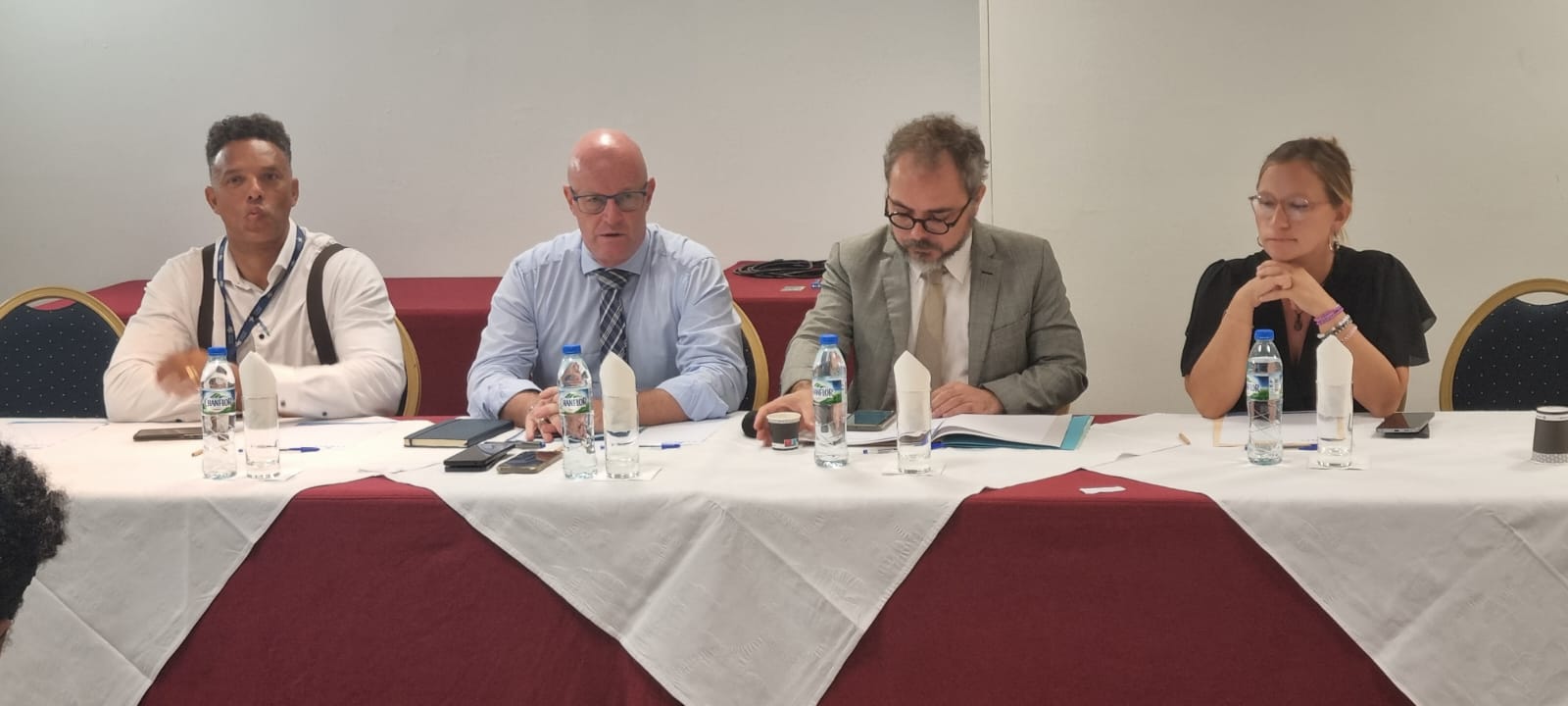 Quatre intervenants réunis autour d’une table lors de la Semaine de l’intégration.